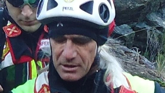 Angelo Bonatti con l’equipaggiamento della squadra di soccorso Angelo Bonatti con l’equipaggiamento della squadra di soccorso