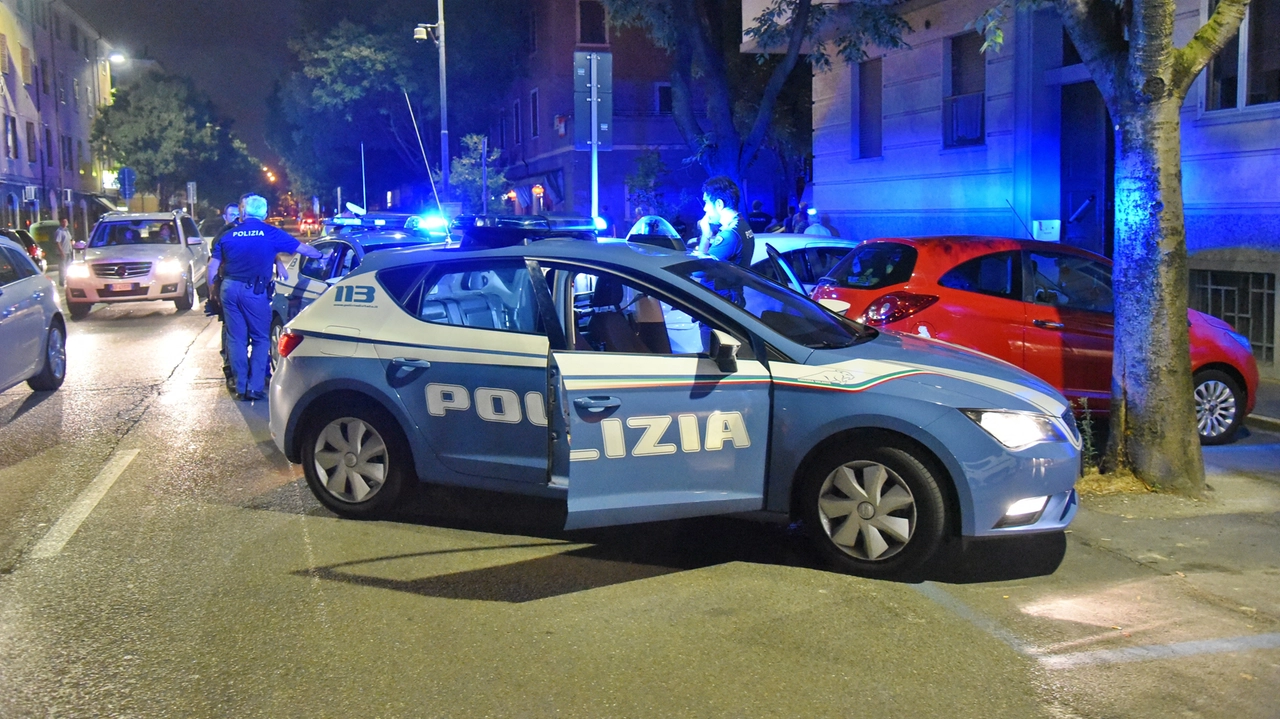 Le pattuglie della polizia impegnate nei controlli sul territorio