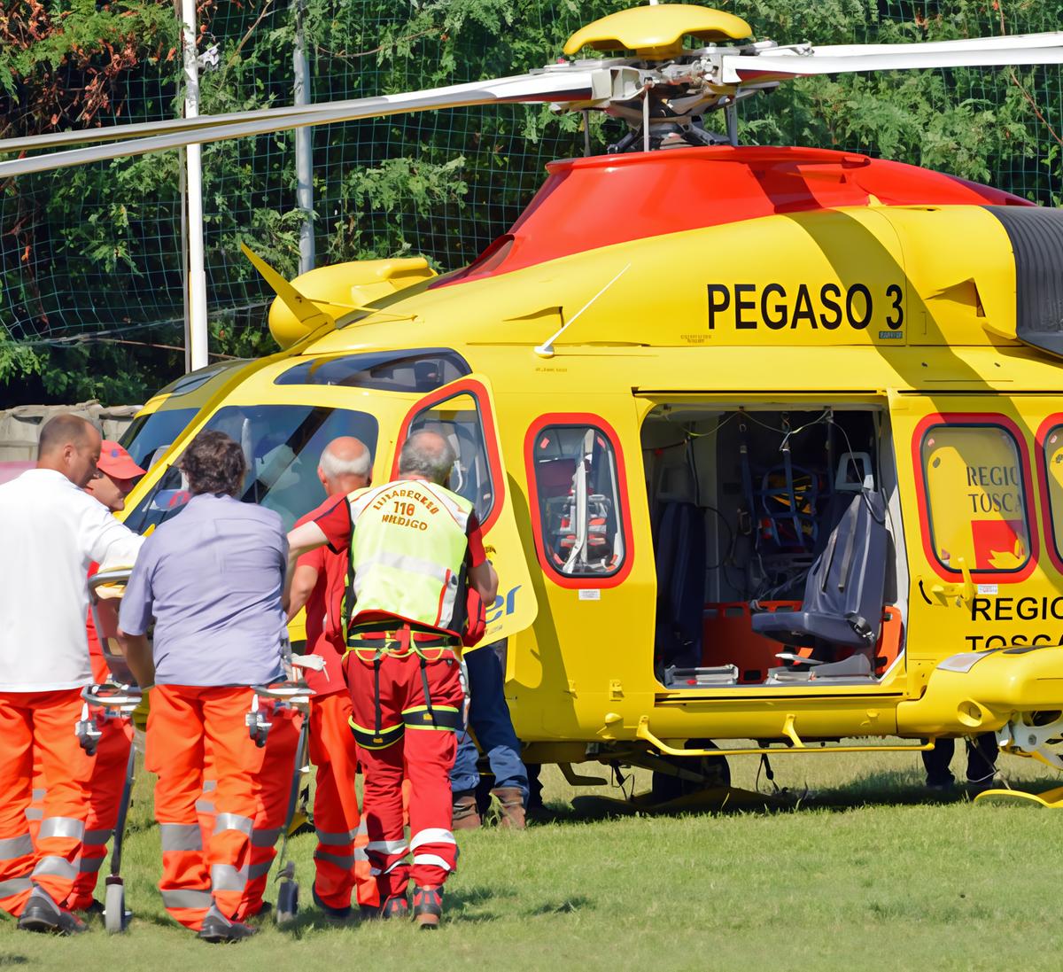 operaia ferita al lavoro mano semi amputata