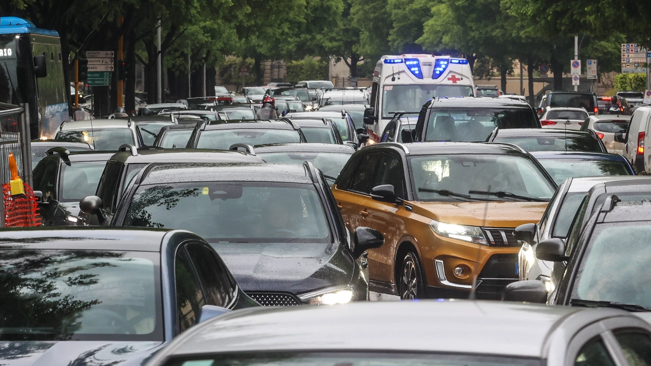 Firenze, un'ambulanza imbottigliata nel traffico nelle zone dei cantieri