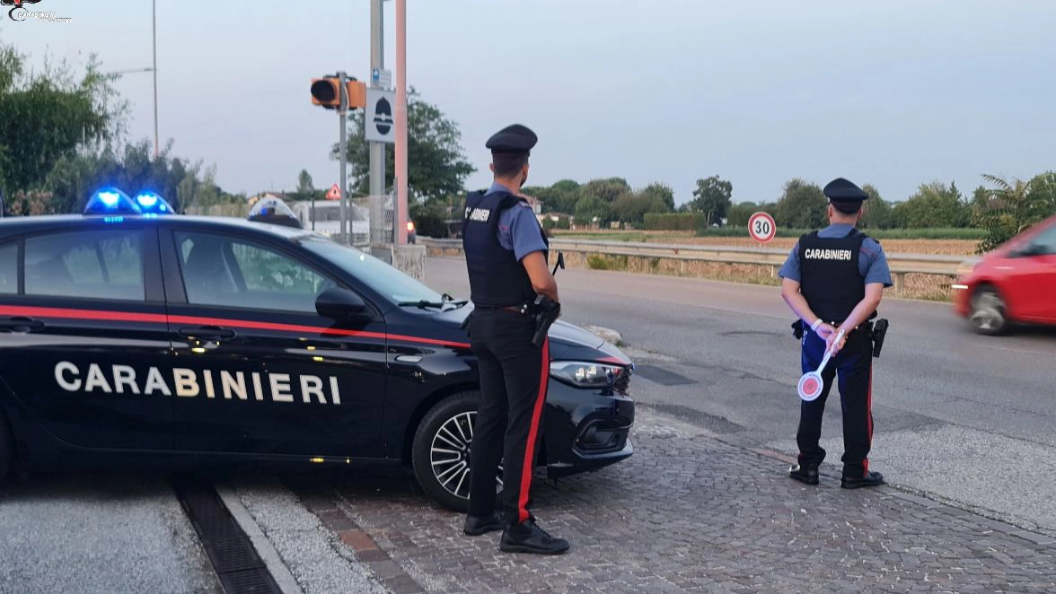 Durante un normale servizio di pattuglia, i militari hanno fermato il giovane per un controllo che aveva la droga già suddivisa in dosi per la vendita (foto di repertorio) Durante un normale servizio di pattuglia, i militari hanno fermato il giovane per un controllo che aveva la droga già suddivisa in dosi per la vendita (foto di repertorio)