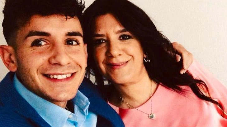 Due gocce d’acqua Andrea Sanna e la mamma Antonella che è a Siena con marito e figlia più tanti amici per stargli vicino Due gocce d’acqua Andrea Sanna e la mamma Antonella che è a Siena con marito e figlia più tanti amici per stargli vicino