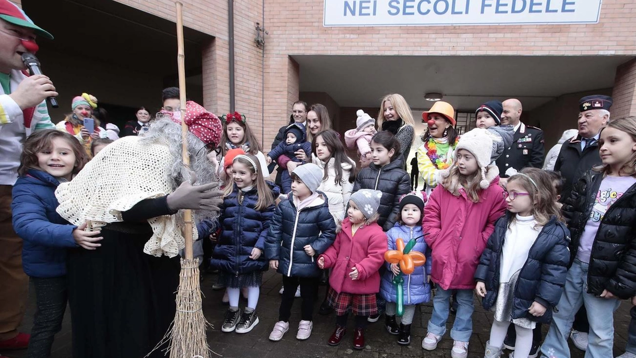 Il presidente del Siena club auto e moto d’epoca rende omaggio alla Municipale nel giorno dell’Epifania Il presidente del Siena club auto e moto d’epoca rende omaggio alla Municipale nel giorno dell’Epifania