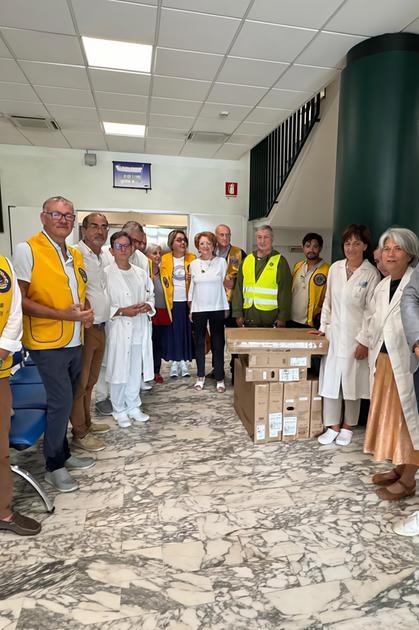 Solidarietà e buona salute. I Lions Garfagnana donano otto tv all’ospedale di Barga