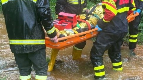 I vigili del fuoco mentre trasportano fuori dal torrente Baccatoio il 40enne volato giù dal ponticello mentre scendeva con la bici elettrica