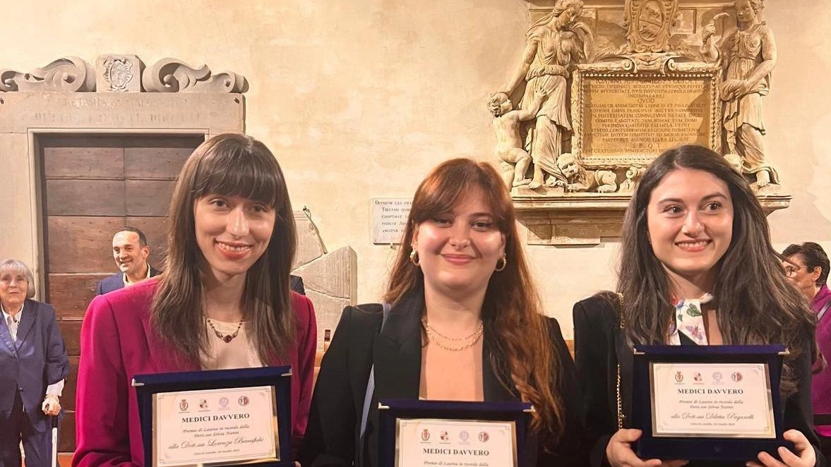 Cerimonia di consegna borse di studio "Medici Davvero" a tre neo laureate in medicina a Città di Castello. Emozionanti testimonianze delle giovani medici premiate. Cerimonia di consegna borse di studio "Medici Davvero" a tre neo laureate in medicina a Città di Castello. Emozionanti testimonianze delle giovani medici premiate.