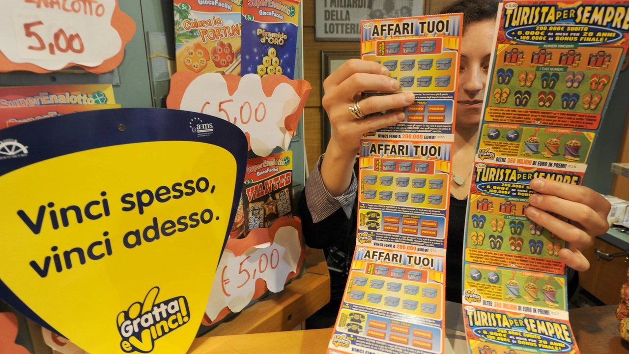 Gratta e vinci (foto d'archivio) Gratta e vinci (foto d'archivio)