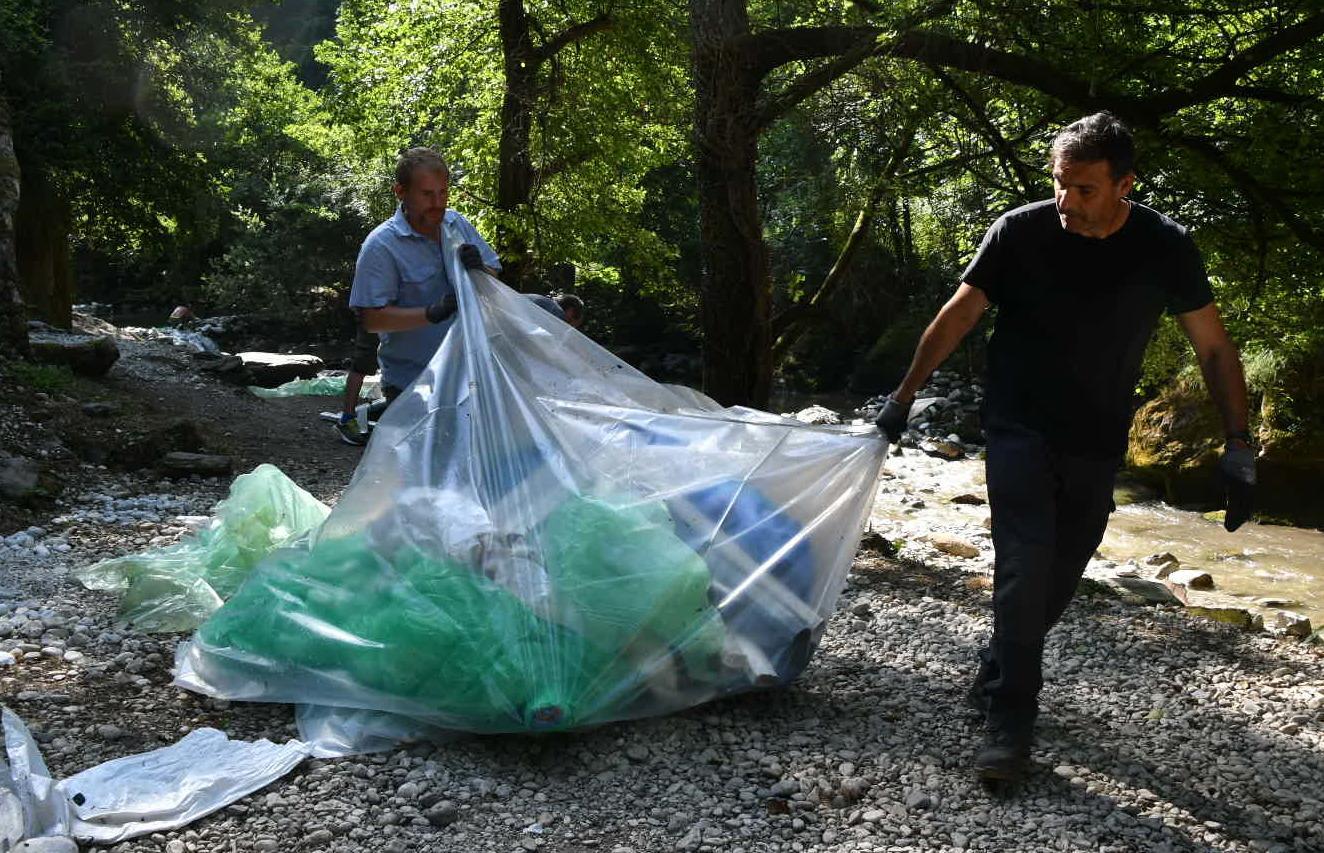 Scatta l’operazione ’fiume pulito’. Stop a plastiche e piscine artificiali Scatta l’operazione ’fiume pulito’. Stop a plastiche e piscine artificiali