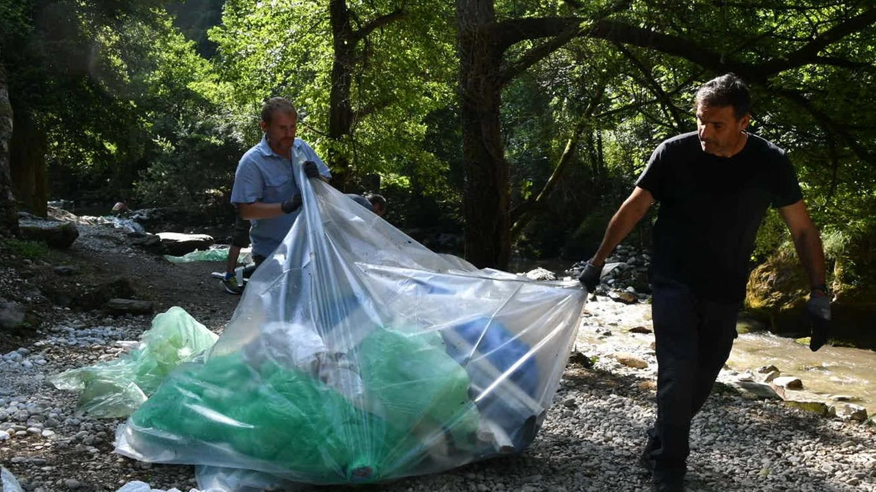 Scatta l’operazione ’fiume pulito’. Stop a plastiche e piscine artificiali