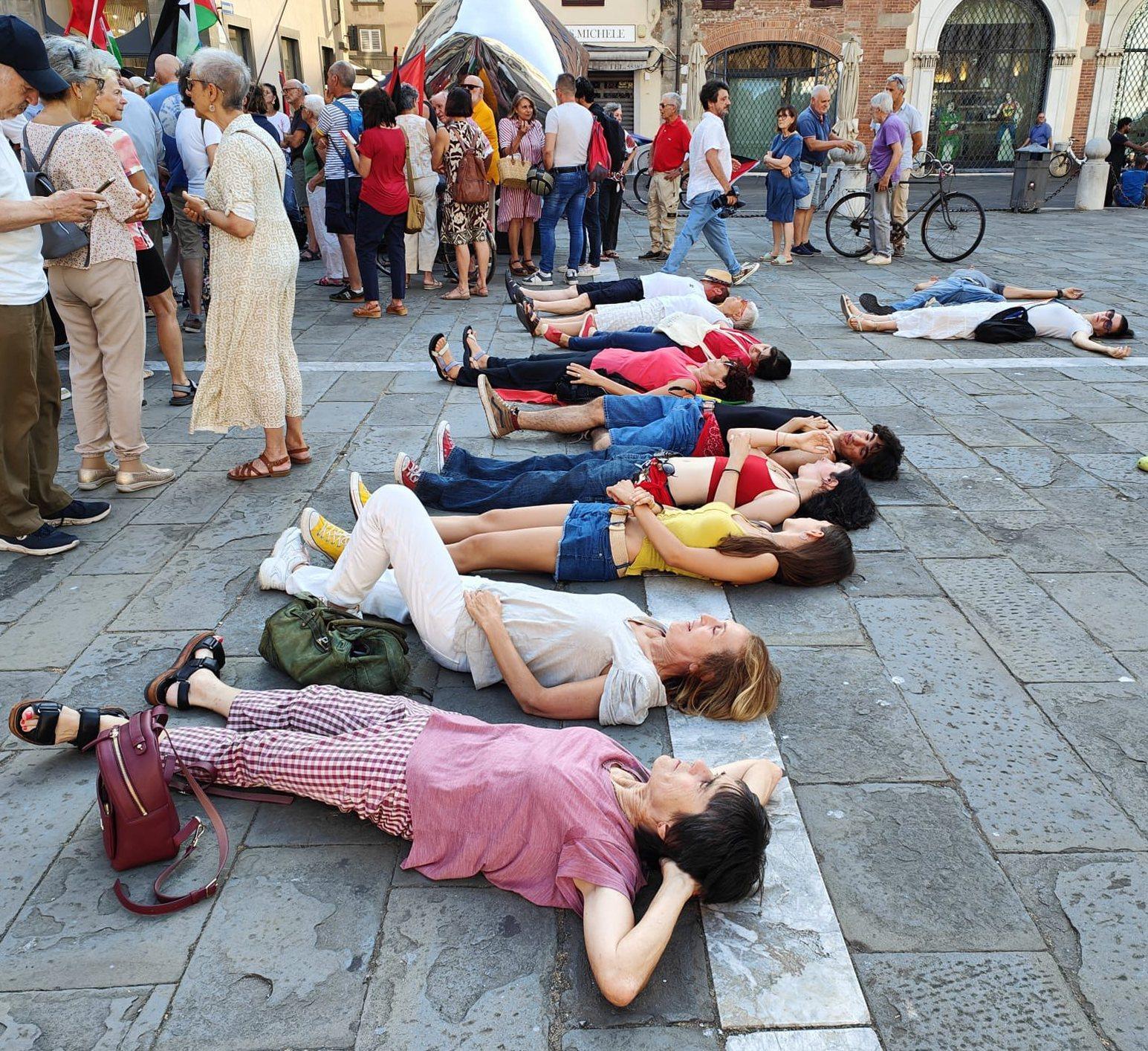 Uniti in piazza per la pace: "No a guerre e a riarmo" Uniti in piazza per la pace: "No a guerre e a riarmo"
