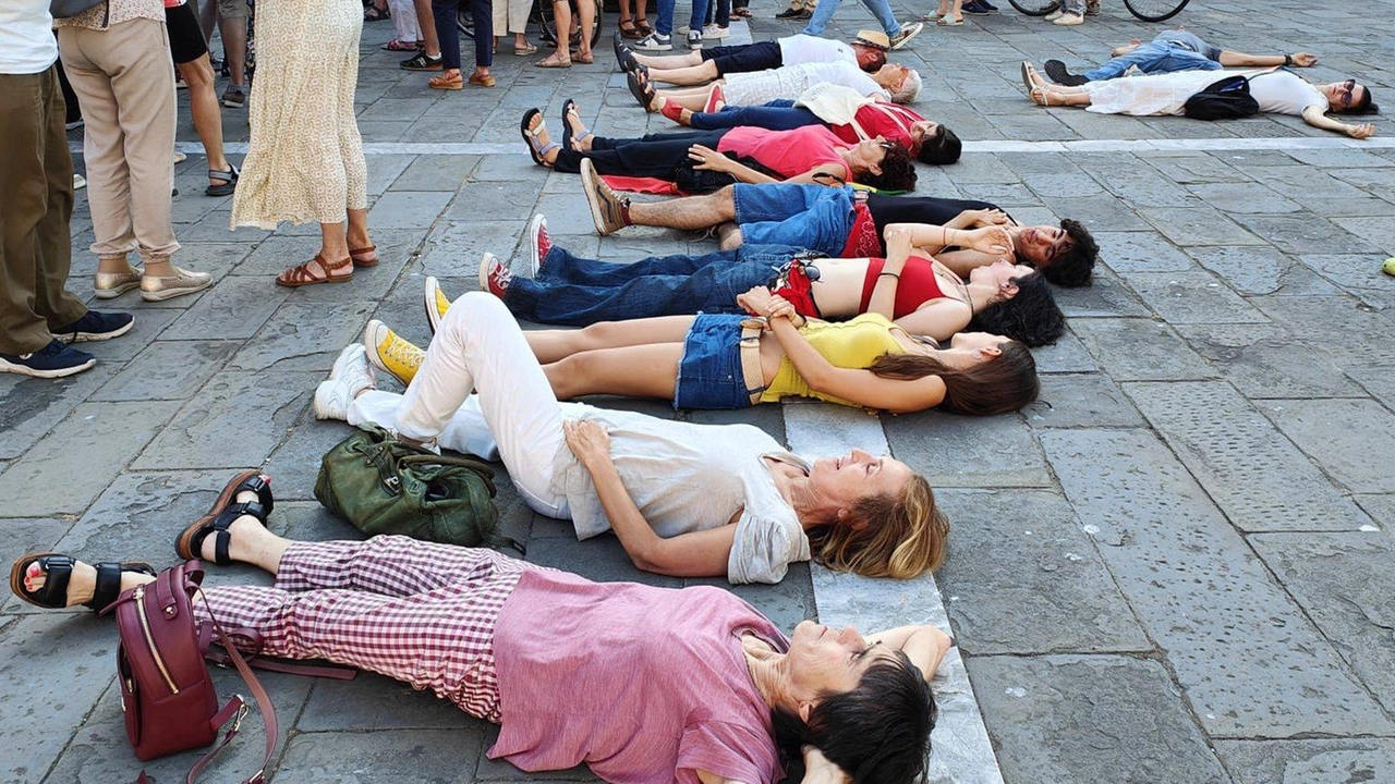 I manifestanti ieri pomeriggio si sono sdraiati in piazza San Michele (foto Alcide) I manifestanti ieri pomeriggio si sono sdraiati in piazza San Michele (foto Alcide)
