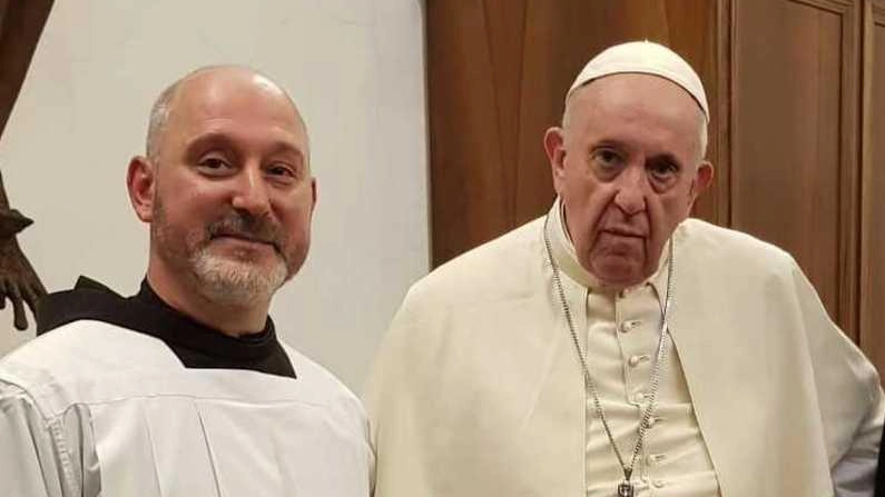 Il religioso ha portato a Roma l’omaggio della comunità francescana: "Nell’omelia, c’era tutto Francesco". Il padre guardiano: "Ci ha colpito la sua scelta: ha voluto i poveri accanto al feretro nell’ultimo atto".