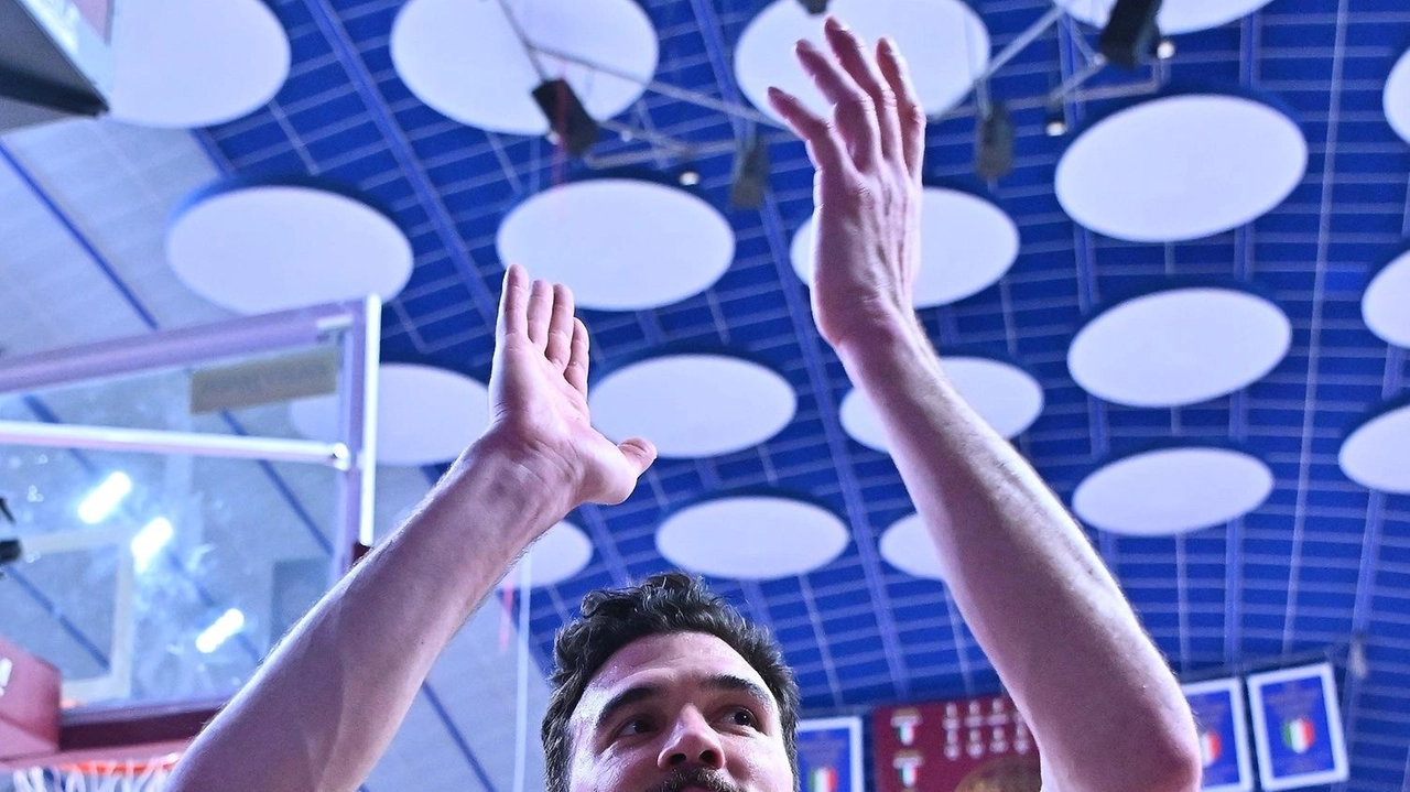 Il dt Martelossi riparte da una certezza per parquet, spogliatoio e piazza. Manca l’ufficialità per la conferma di Benetti, trattativa calda per Gallo. Una volta chiuso il pacchetto italiani, pronta l’accelerata sui due Usa. Il dt Martelossi riparte da una certezza per parquet, spogliatoio e piazza. Manca l’ufficialità per la conferma di Benetti, trattativa calda per Gallo. Una volta chiuso il pacchetto italiani, pronta l’accelerata sui due Usa.