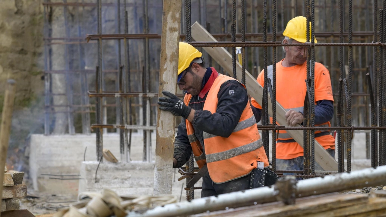 Operai al lavoro in una foto d’archivio. Nella zona fra Macrolotto 2 e via Firenze si aprirà una stagione di cantieri importante Operai al lavoro in una foto d’archivio. Nella zona fra Macrolotto 2 e via Firenze si aprirà una stagione di cantieri importante