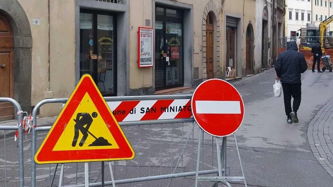 Il cantiere che sta interessando anche via Augusto Conti Il cantiere che sta interessando anche via Augusto Conti