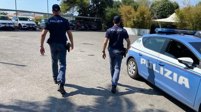 blitz della polizia sgominato giro di cocaina nel centro di viareggio