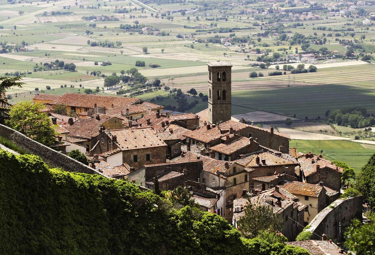 https://www.lanazione.it/image-service/view/acePublic/alias/contentid/Yzk0NWE3N2YtNDgxZi00/0/cortona.jpeg?f=1.91:1&w=1200