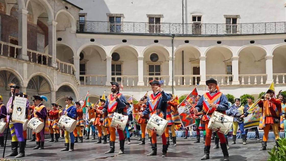 Sbandieratori in trionfo. Il gruppo incanta la Spagna. Ora testa ai Giochi in casa Sbandieratori in trionfo. Il gruppo incanta la Spagna. Ora testa ai Giochi in casa