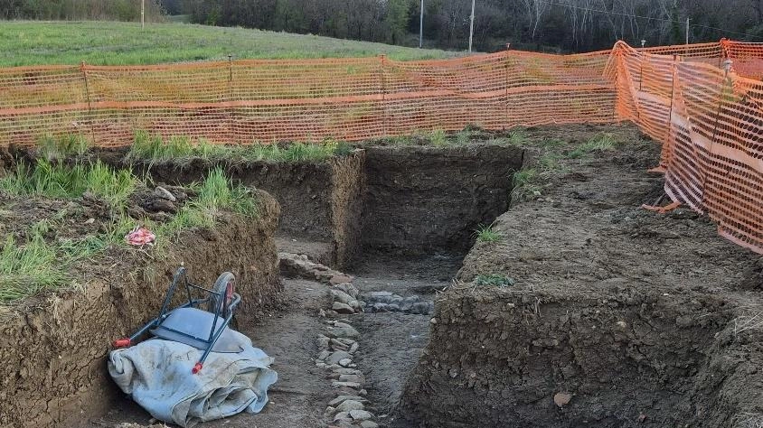 Le porzioni di mura, probabilmente di epoca romana, riemerse durante i sondaggi del terreno per la realizzazione della Due Mari