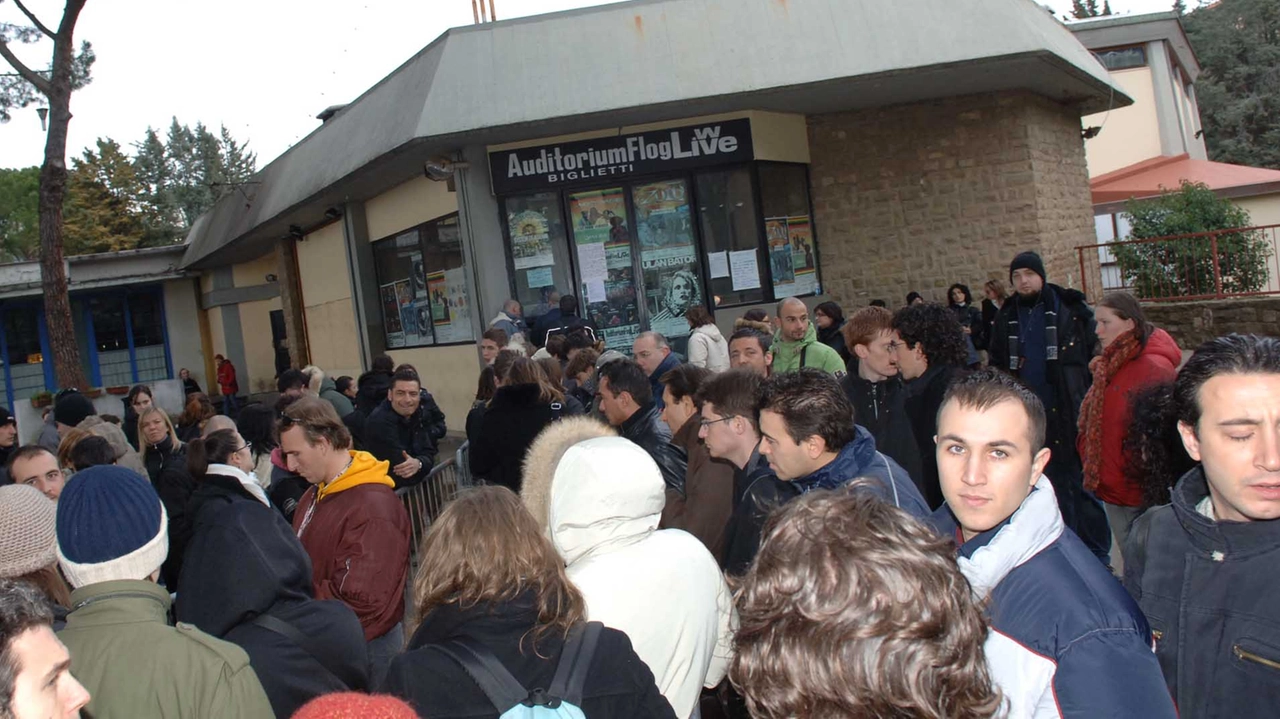 Una gran folla di giovani all’esterno della Flog del Poggetto, uno dei luoghi più amati della città Una gran folla di giovani all’esterno della Flog del Poggetto, uno dei luoghi più amati della città