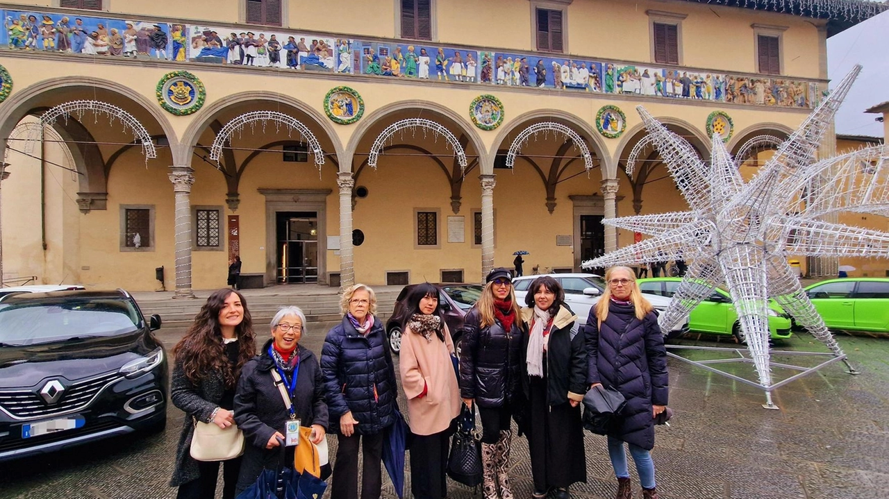 Il tour è iniziato da piazza Giovanni XXIII, davanti al Fregio Robbiano Il tour è iniziato da piazza Giovanni XXIII, davanti al Fregio Robbiano