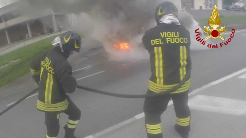 I vigili del fuoco spengono il rogo: l'auto ha preso fuoco dopo il tamponamento I vigili del fuoco spengono il rogo: l'auto ha preso fuoco dopo il tamponamento