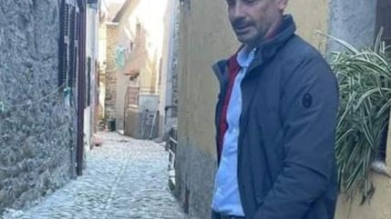 L’assessore ai Lavori pubblici e Urbanistica del Comune di Luni, Federico Sebastiani illustra il piano delle manutenzioni stradali L’assessore ai Lavori pubblici e Urbanistica del Comune di Luni, Federico Sebastiani illustra il piano delle manutenzioni stradali