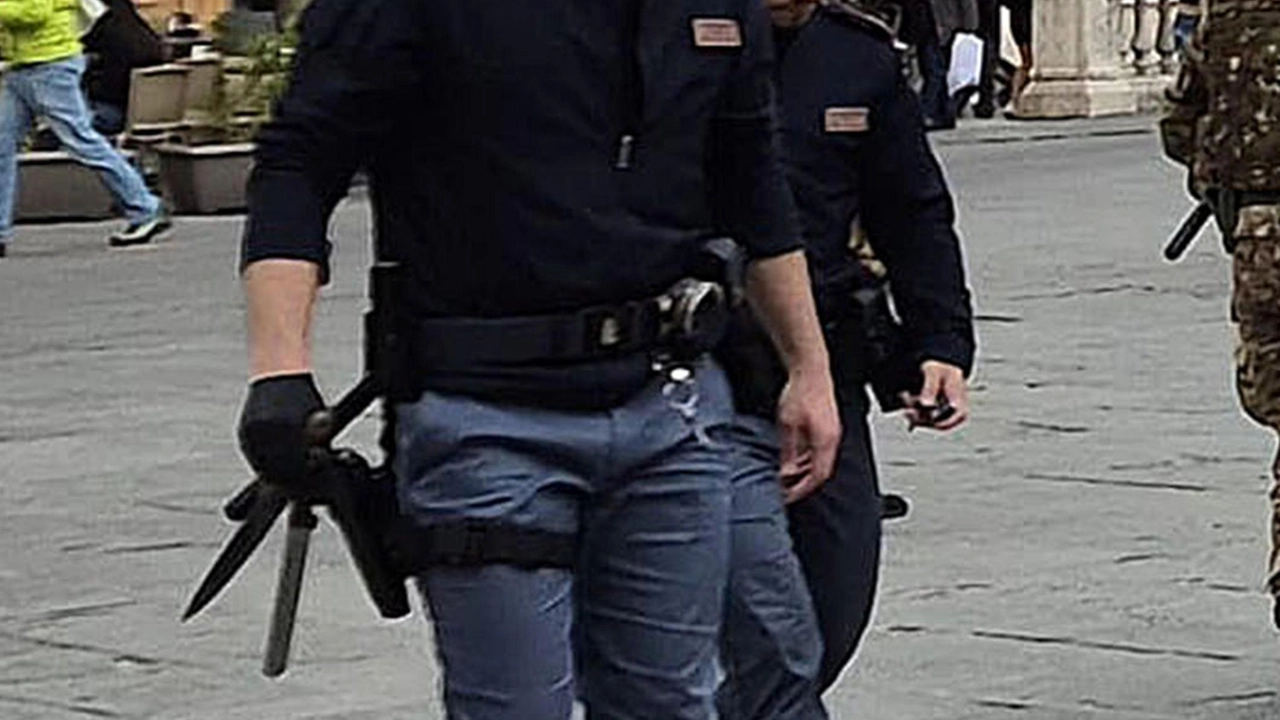 Nella foto a fianco i coltelli trovati e sequestrati all’imbocco di via del Paradiso dopo l’allarme. dei cittadini