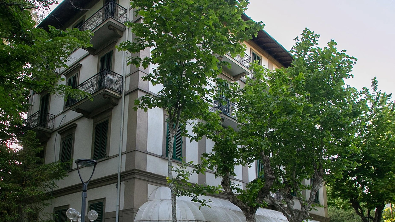 L'Hotel Astoria a Montecatini Terme, chiuso da tempo, è stato venduto a un'offerta di 945mila euro. La struttura, ora di proprietà di una società americana, potrebbe rinascere come hotel di lusso dopo essere stata utilizzata come dormitorio per pusher. L'Hotel Astoria a Montecatini Terme, chiuso da tempo, è stato venduto a un'offerta di 945mila euro. La struttura, ora di proprietà di una società americana, potrebbe rinascere come hotel di lusso dopo essere stata utilizzata come dormitorio per pusher.