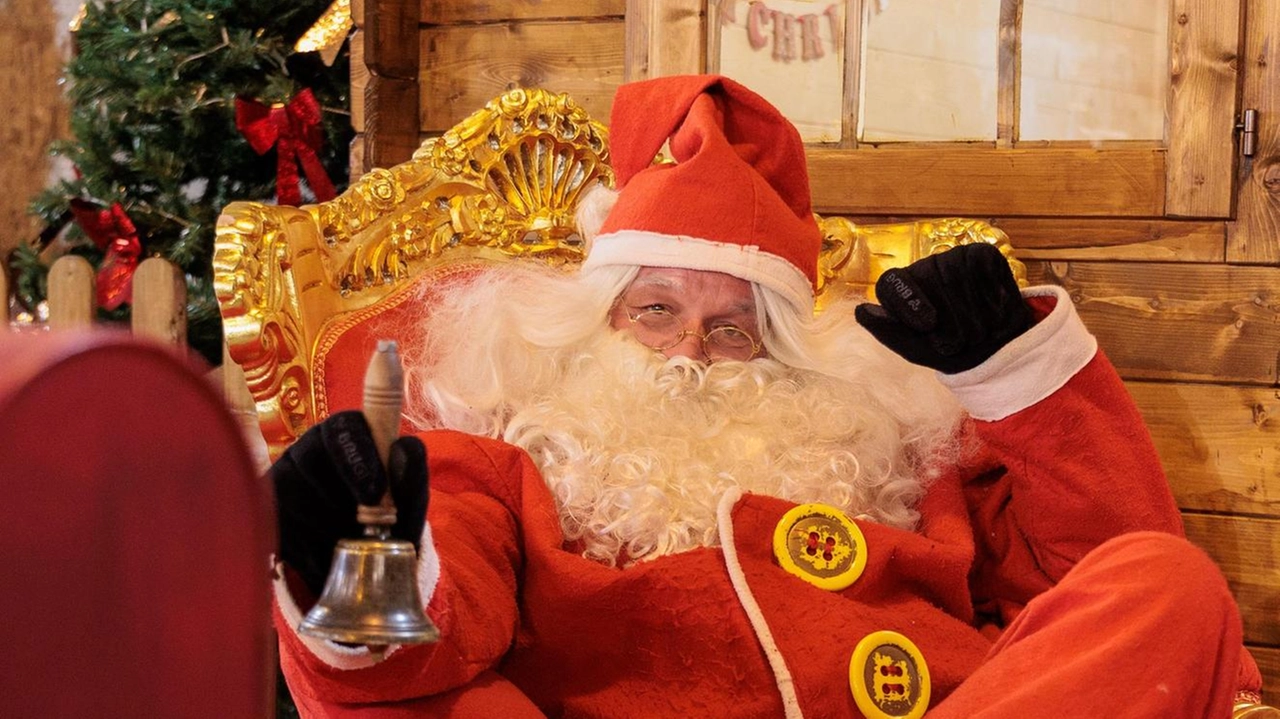Babbo Natale alle prese con le letterine Babbo Natale alle prese con le letterine