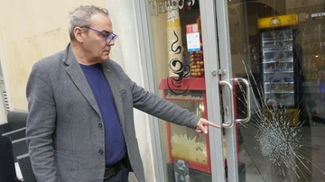 Un’altra notte di spaccate. Nel mirino bar e gelateria: "E’ stato lo stesso balordo"