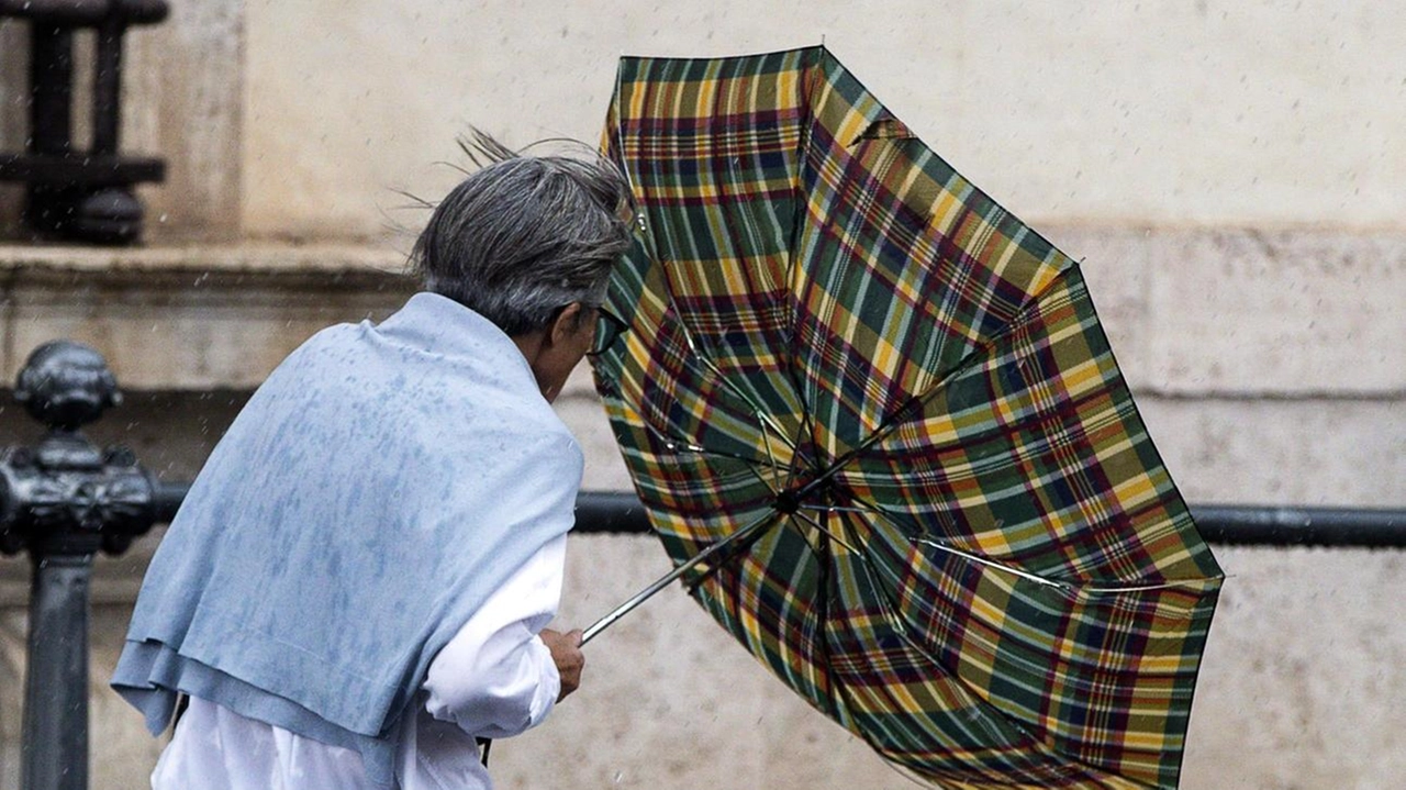 Previste oggi forti piogge associate a colpi di vento Previste oggi forti piogge associate a colpi di vento