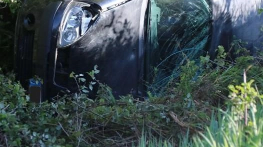 I resti dell’auto nella scarpata