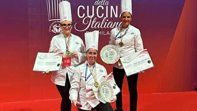 Rossella Giulianelli con il suo team composto da Ilaria Salvadori e Francesca Bartoli. appartenenti all’Associazione Cuochi Arezzo Rossella Giulianelli con il suo team composto da Ilaria Salvadori e Francesca Bartoli. appartenenti all’Associazione Cuochi Arezzo