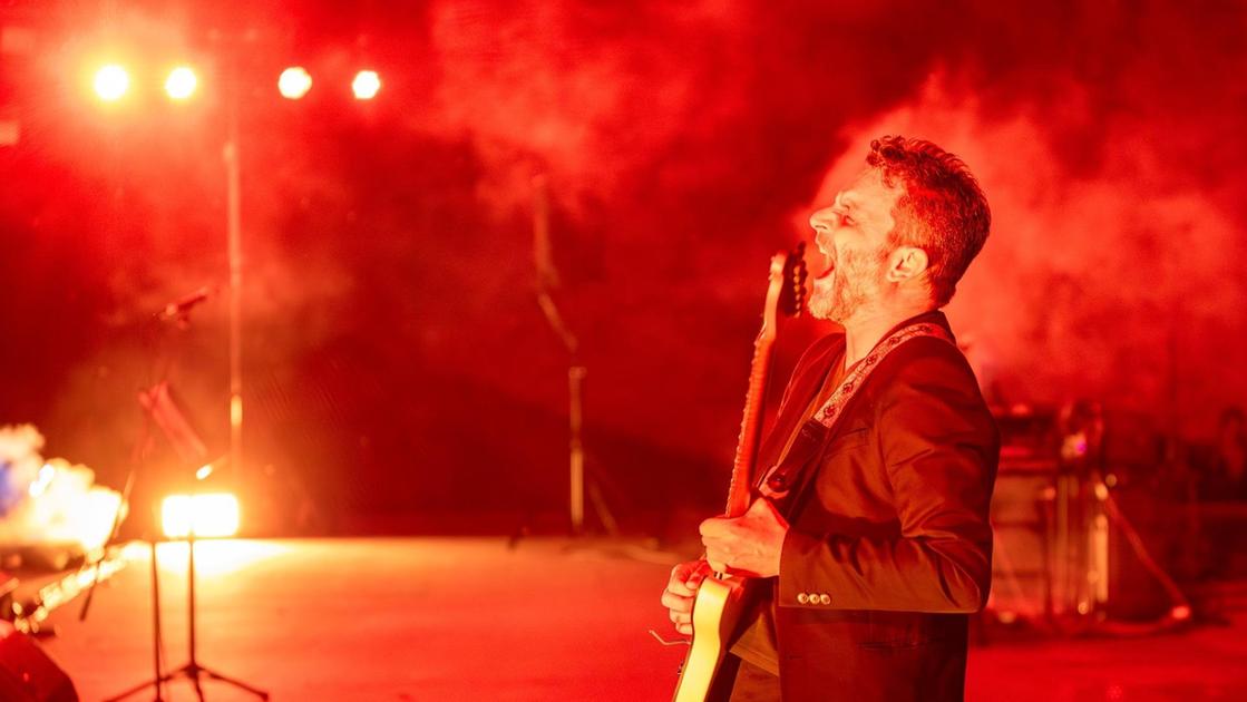 https://www.lanazione.it/image-service/view/acePublic/alias/contentid/Yzk3YTFkZTctM2JkYS00/0/il-sindaco-matteo-burico-porta-sul-palco-la-sua-anima-rock.jpeg?f=16:9&w=1200&h=630