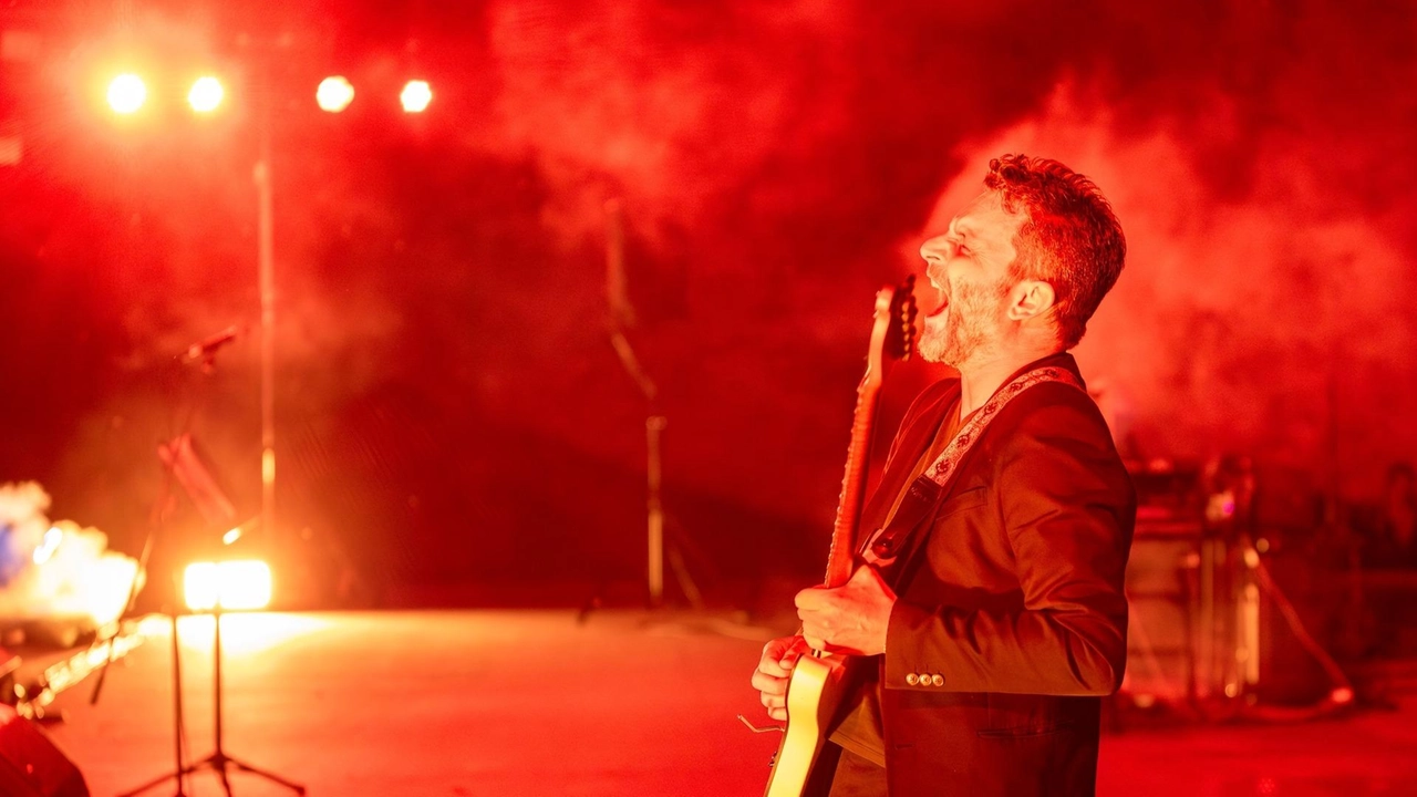 Il sindaco di Castiglione del Lago,. Matteo Burico, in concerto ritratto sul palcoscenico da Riccardo Capecchi Il sindaco di Castiglione del Lago,. Matteo Burico, in concerto ritratto sul palcoscenico da Riccardo Capecchi