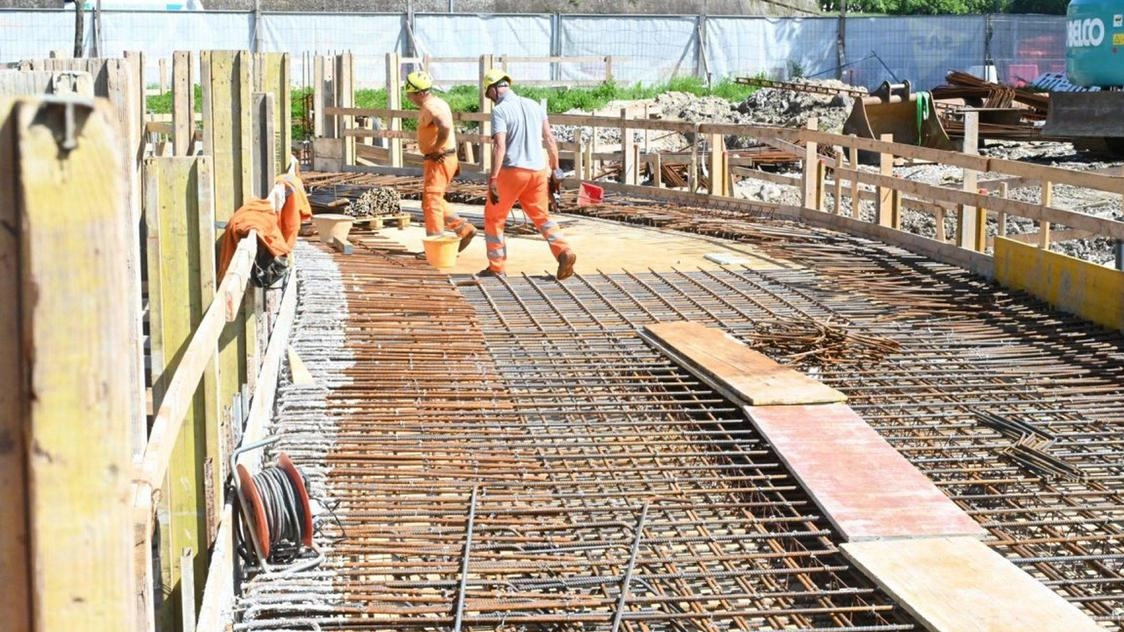 Il cantiere alla stazione in una immagine di qualche mese fa (foto Alcide)