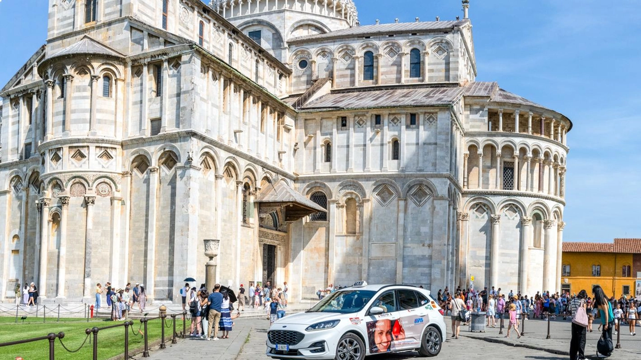 La presentazione dei. taxi personalizzati in Piazza dei Miracoli (Foto Pardini/Valtriani) La presentazione dei. taxi personalizzati in Piazza dei Miracoli (Foto Pardini/Valtriani)