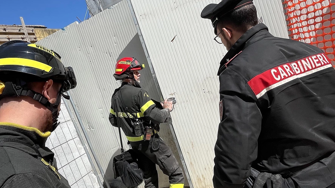 Sul posto sono intervenuti il 118, i vigili del fuoco, la polizia municipale, i carabinieri e i tecnici dell’Asl Sul posto sono intervenuti il 118, i vigili del fuoco, la polizia municipale, i carabinieri e i tecnici dell’Asl