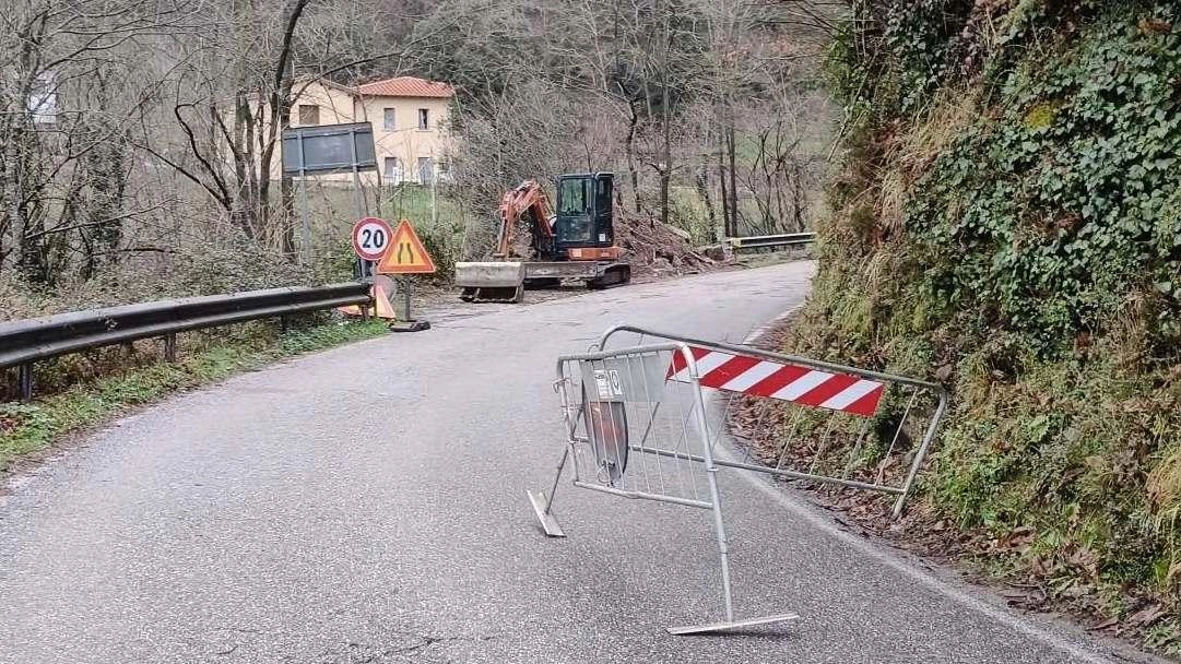 La strada provinciale 34 è bloccata ormai da una settimana La strada provinciale 34 è bloccata ormai da una settimana