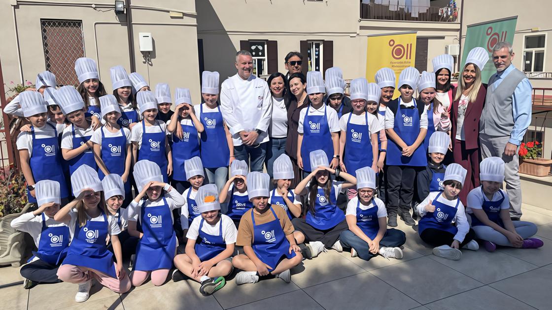 La ’Giornata della Ristorazione’. Piccoli chef crescono bene. A scuola ’lezione’ di panzanella La ’Giornata della Ristorazione’. Piccoli chef crescono bene. A scuola ’lezione’ di panzanella