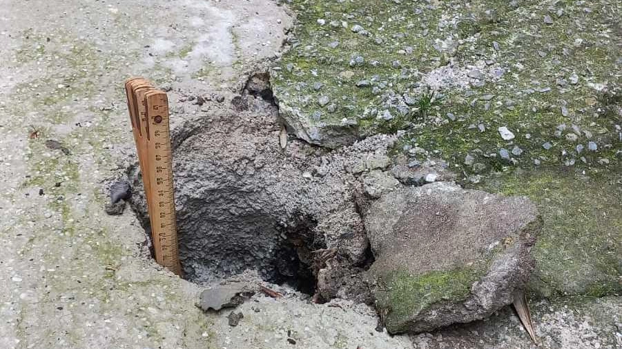 La grossa buca che si è formata in via Nespolo, con i residenti che hanno usato un righello per misurare la profondità, risultata pari ad almeno 25-30 centimetri La grossa buca che si è formata in via Nespolo, con i residenti che hanno usato un righello per misurare la profondità, risultata pari ad almeno 25-30 centimetri