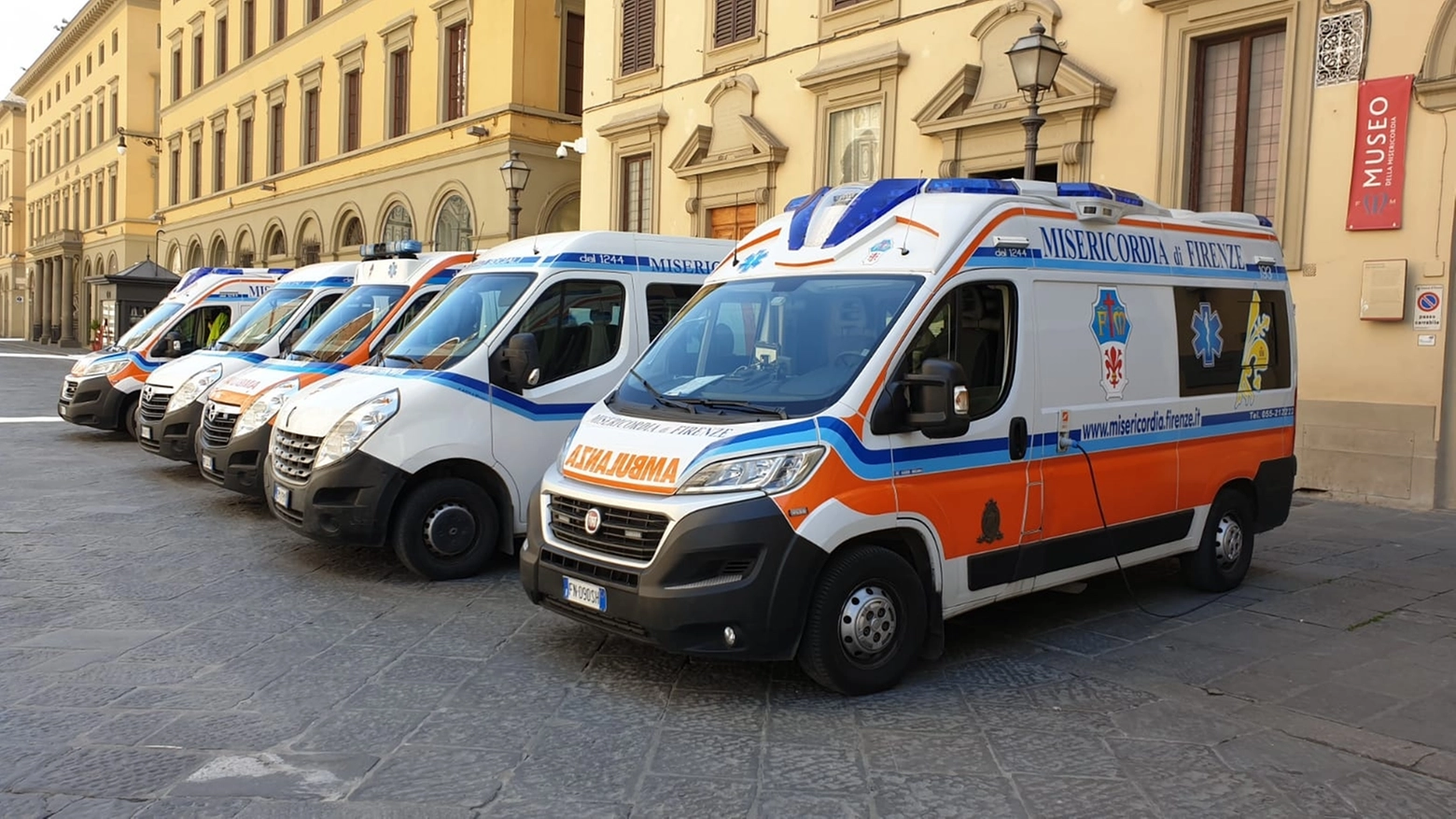 Le ambulanze della Misericordia di fronte alla sede di piazza Duomo