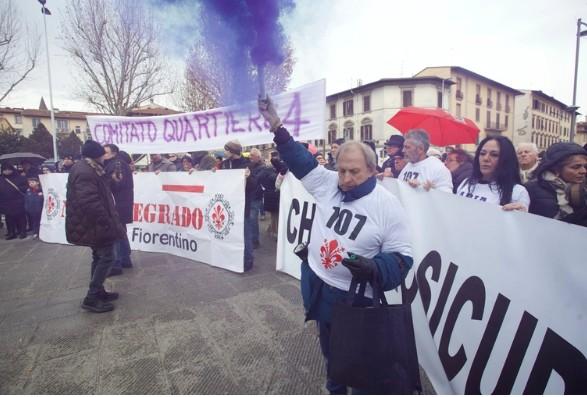 Via Galliano, gli abitanti scendono in strada: “Basta degrado e insicurezza” Via Galliano, gli abitanti scendono in strada: “Basta degrado e insicurezza”