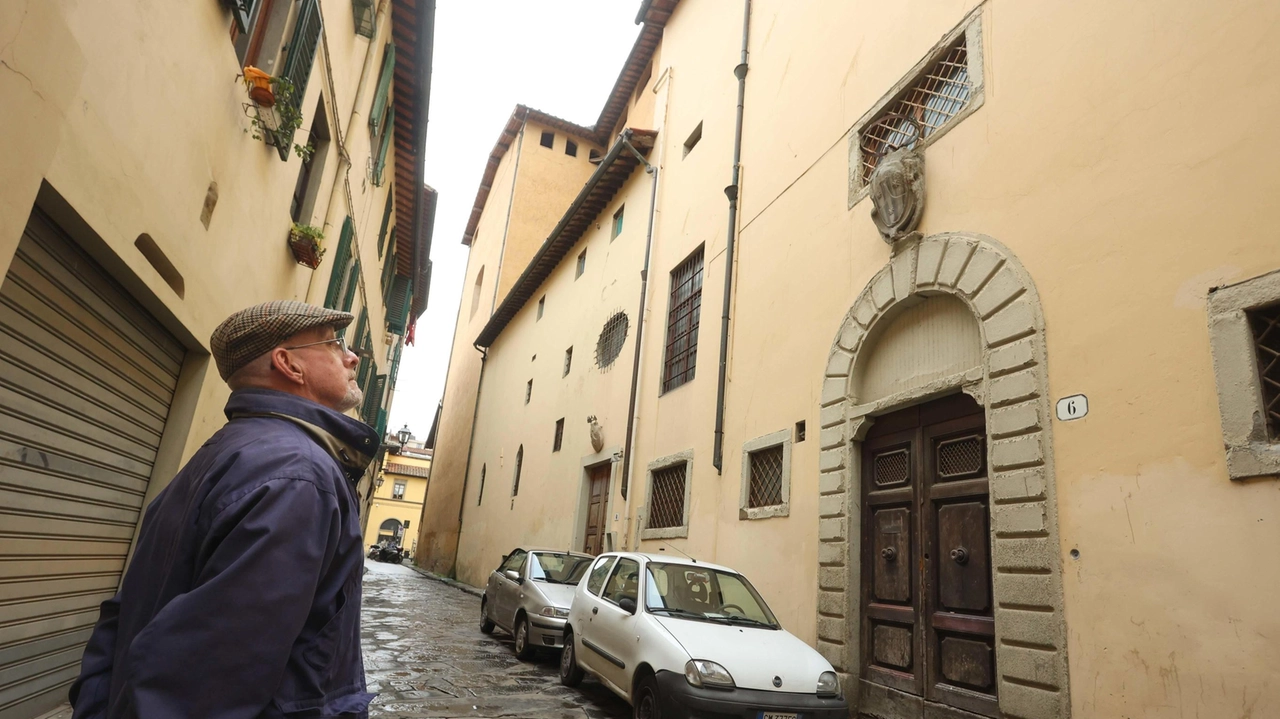 L’Ordine ha ceduto l’antico complesso alla AZ Hospitality di Firenze. Padre Beccai: "Non abbiamo soldi per ristrutturarlo. La chiesa non si tocca".