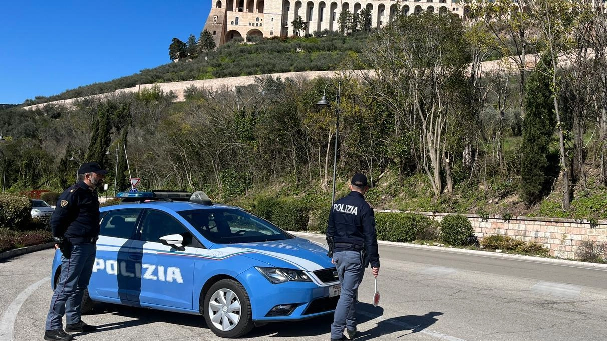 Controlli della Polizia ad Assisi: revoca patente e sanzione di 5.100 euro per guida senza patente. Operazioni per prevenire furti e reati. Controlli della Polizia ad Assisi: revoca patente e sanzione di 5.100 euro per guida senza patente. Operazioni per prevenire furti e reati.