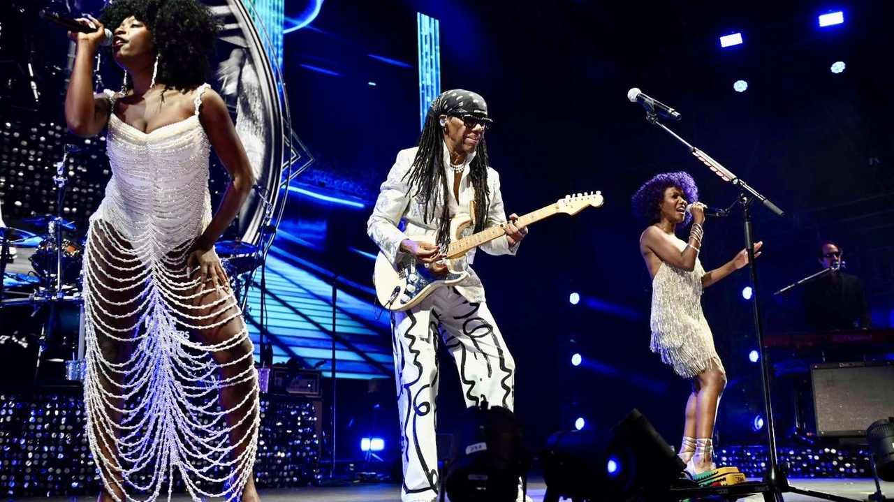 Un grande show quello di ieri sera con Nile Rodgers e gli Chic: hanno fatto ballare tutta la piazza (foto Alcide) Un grande show quello di ieri sera con Nile Rodgers e gli Chic: hanno fatto ballare tutta la piazza (foto Alcide)