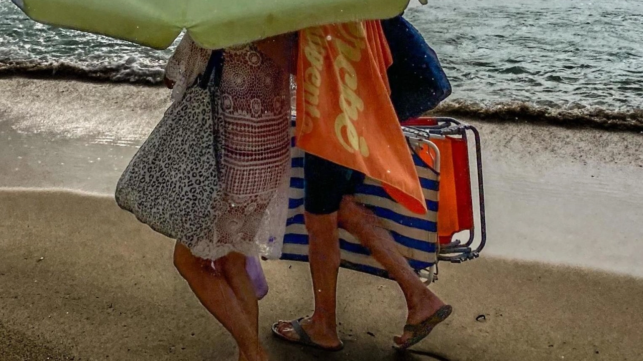 Maltempo in Liguria: allerta arancione superata senza danni gravi. Pioggia intensa e vento forte hanno creato disagi e allagamenti, ma la situazione è tornata alla normalità nel pomeriggio. Maltempo in Liguria: allerta arancione superata senza danni gravi. Pioggia intensa e vento forte hanno creato disagi e allagamenti, ma la situazione è tornata alla normalità nel pomeriggio.