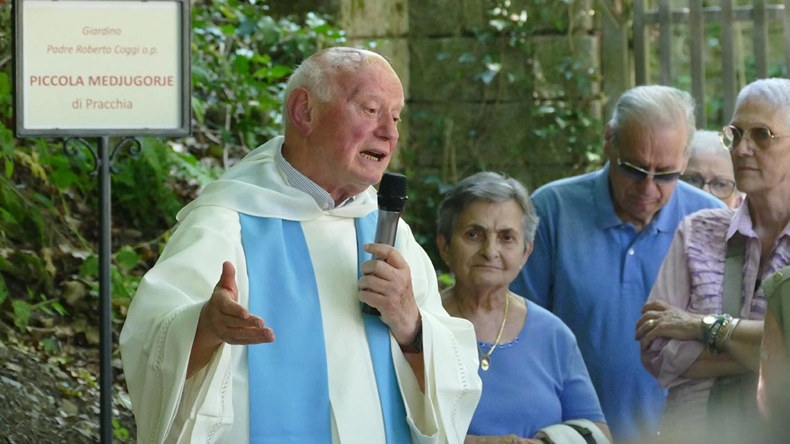 Padre Vincenzo Benetollo ha benedetto una statua della Vergine definita Piccola Medjugorje di Pracchia Padre Vincenzo Benetollo ha benedetto una statua della Vergine definita Piccola Medjugorje di Pracchia