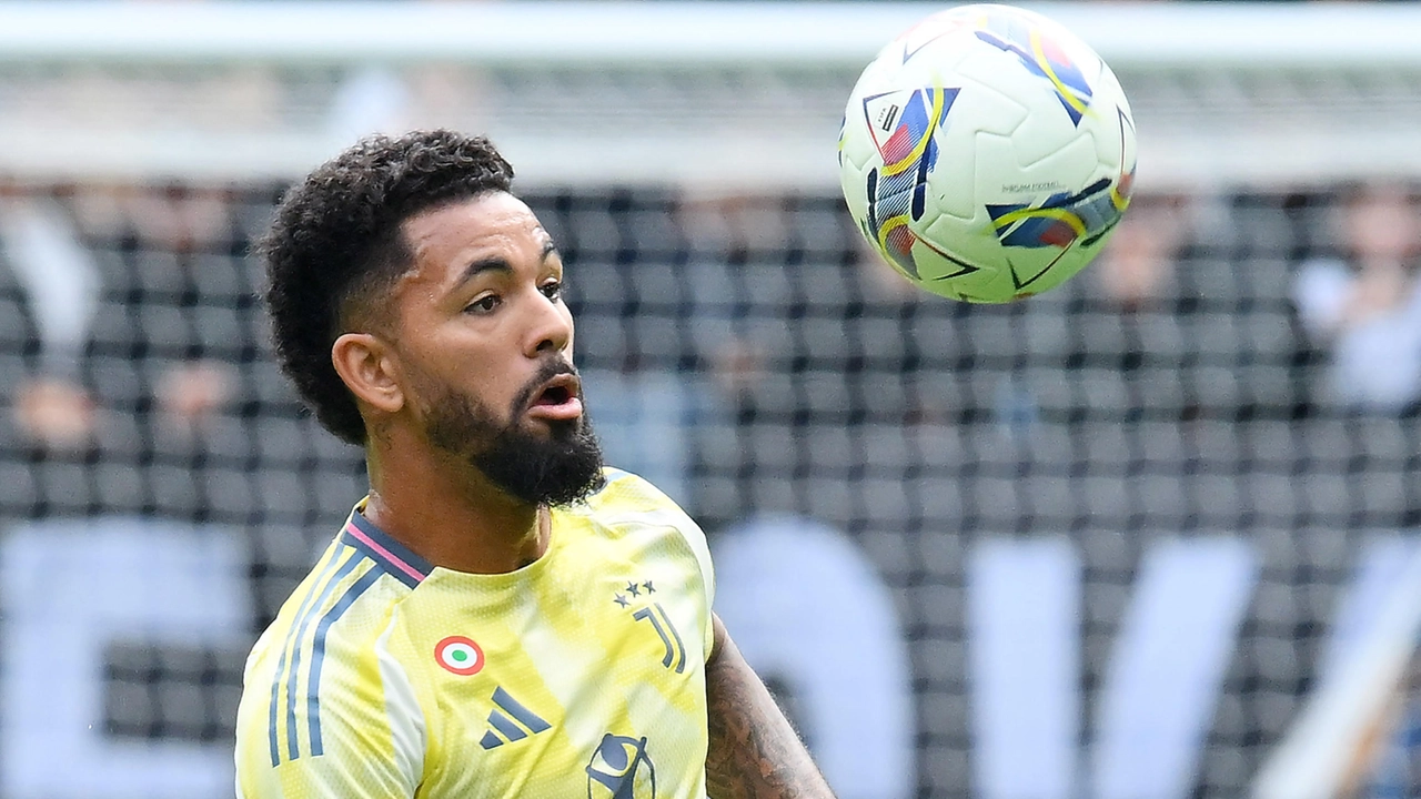 Douglas Luiz, sfogo social contro un tifoso e frecciate alla Juve: cosa è successo